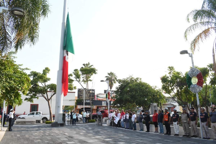 La bandera fue izada a media asta en memoria de las víctimas.