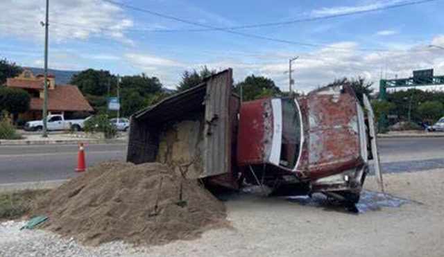 Vuelca camión de volteo en Lomas de Atzingo