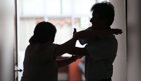 A proceso, individuo por golpear a su tía