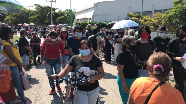 Miles de adolescentes se dieron cita en la Unidad Deportiva de Cuautla para recibir el biológico.