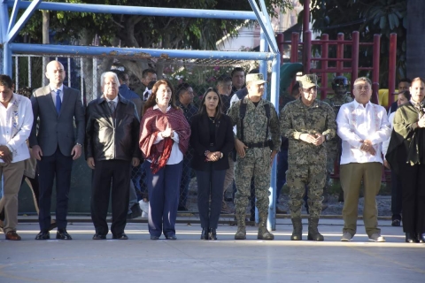 La gobernadora Margarita Gonz&aacute;lez Saravia encabez&oacute; la ceremonia de honores a la bandera este lunes en la comunidad ind&iacute;gena de Tetelcingo, en Cuautla.  