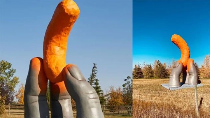 Inauguran escultura al Cheeto en Canadá… y tiene polvito naranja en los dedos