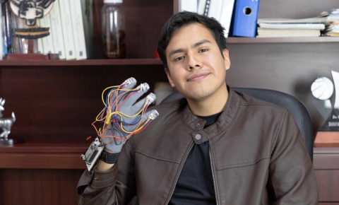 Estudiante del IPN crea guante traductor de lengua de señas y gana premio internacional