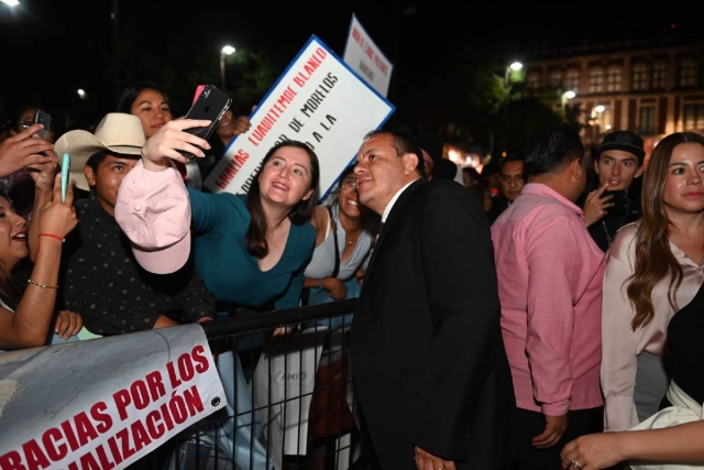 El gobernador recibió el respaldo ciudadano en el acto realizado ante una concurrida plaza de armas Emiliano Zapata.  