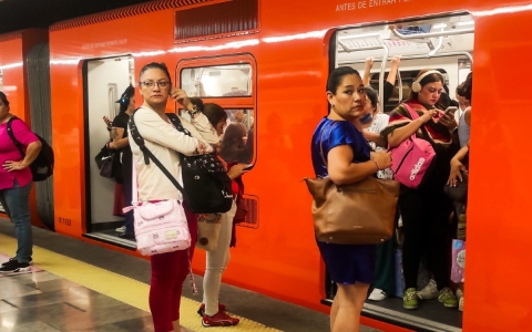 Pinchazos en el Metro serán sancionados con cárcel y multas económicas