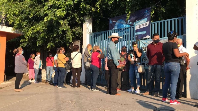 Vecinos de la unidad habitacional acudieron al SOAPSC para exigir que atienda la problemática.