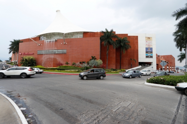 Acusan a joven de robar en una plaza comercial