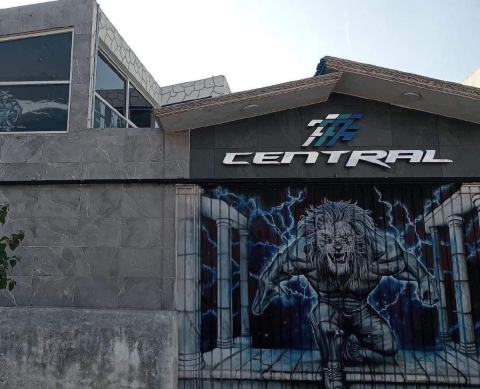 La fachada result&oacute; con diversos impactos de bala.