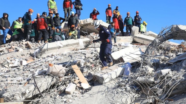 ¿Cuánto tiempo puede sobrevivir una persona bajo los escombros tras un terremoto?