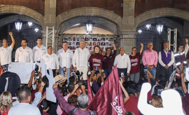 Margarita González Saravia celebró con simpatizantes en el zócalo de Cuernavaca tras el debate de la tarde-noche de ayer. 