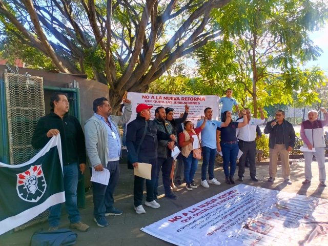 Se manifiesta Frente Social en Defensa de los Derechos de los Trabajadores al Servicio del Estado de Morelos