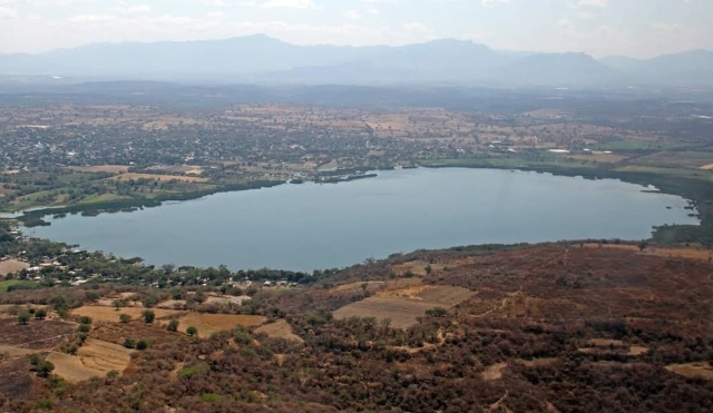 El bajo nivel de la laguna agrava situación de pescadores en Coatetelco