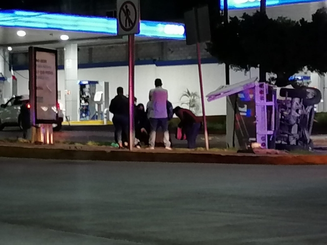 Se volcaron a pocos metros de los bomberos de Civac