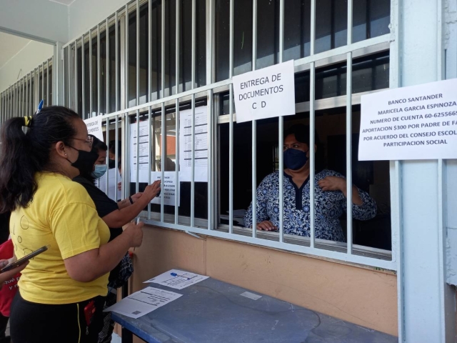 Un relajo, el manejo de recursos en escuelas