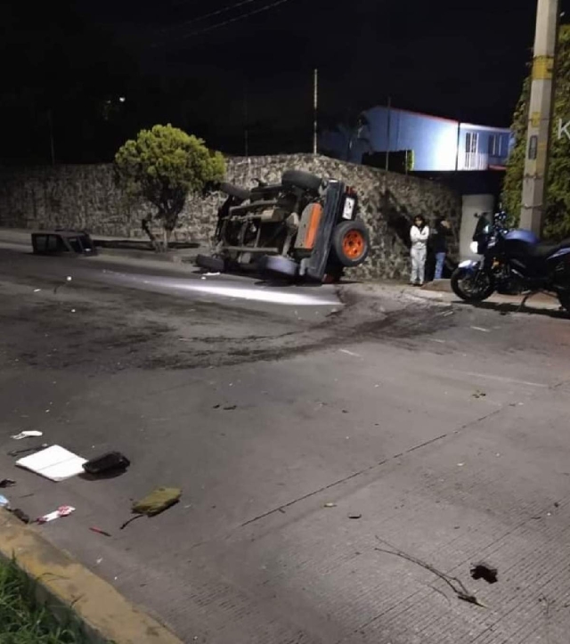 El conductor de la camioneta que volcó resultó herido.
