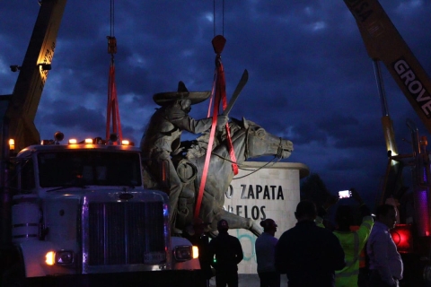 Continúan labores de retiro del monumento de Emiliano Zapata para su traslado a plaza de armas