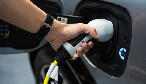 ¿Es momento de cambiar a un auto eléctrico? Ventajas y desafíos