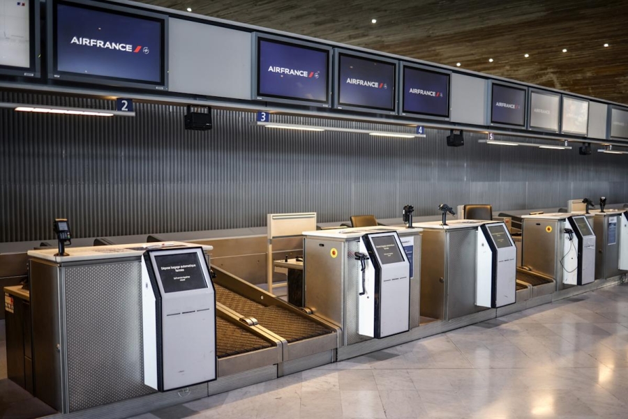 Huelga de controladores aéreos en Francia cancela miles de vuelos al inicio de vacaciones