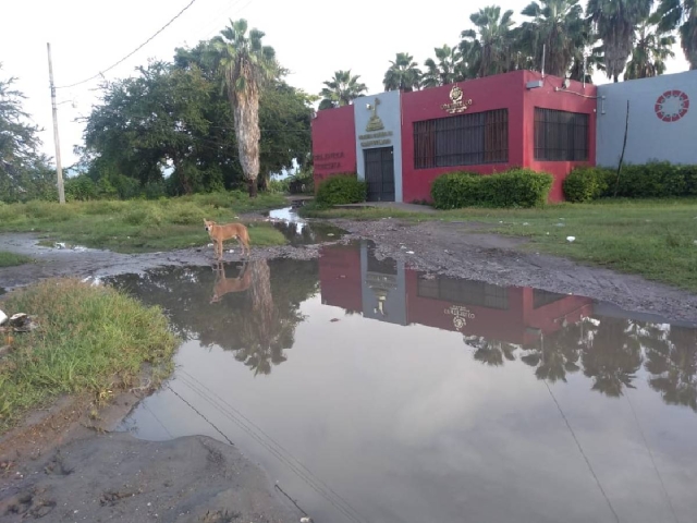 En temporada de lluvias se forman encharcamientos en la calle.