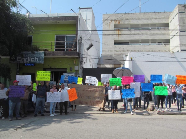 Decenas de personas se manifestaron en apoyo a los cuatro jóvenes detenidos en Coatlán del Río. Aseguran que fueron arrestados de manera injusta e ilegal.