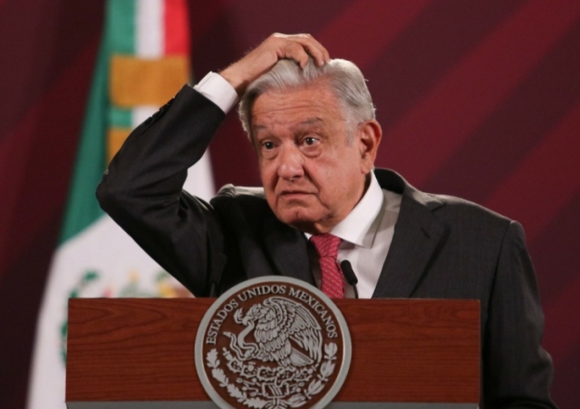 AMLO reconoce &#039;muy pocos&#039; errores en libros de texto escolares