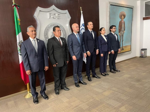 El fiscal Édgar Maldonado tomó la protesta a los nuevos funcionarios este lunes.  