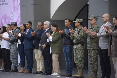 Margarita González Saravia encabezó la ceremonia de honores a la bandera de este lunes en la explanada municipal de Emiliano Zapata. 