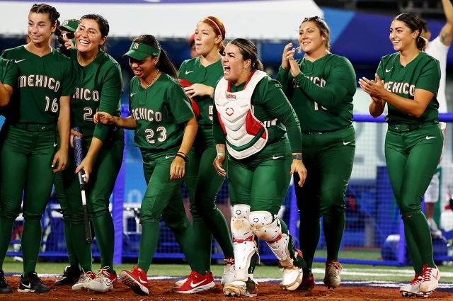 Jugadoras de softbol de México tiran uniformes a la basura.