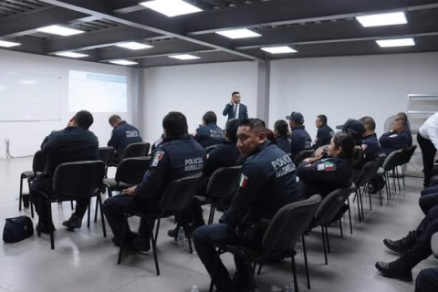 Capacitan a policías