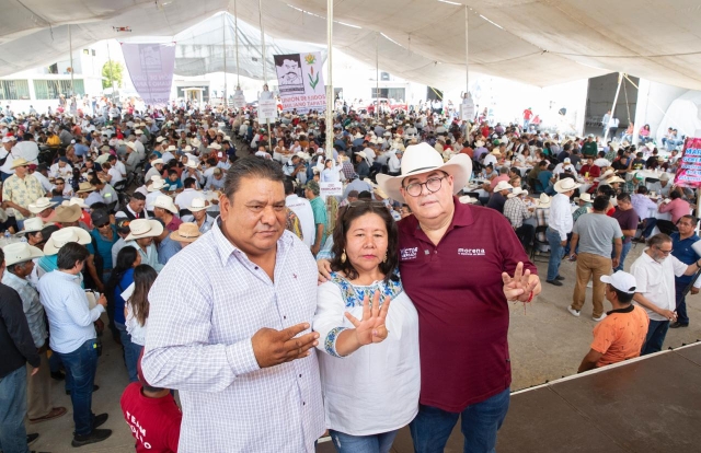 Militantes y simpatizantes de Morena reciben a Margarita González y Víctor Mercado en Tepalcingo