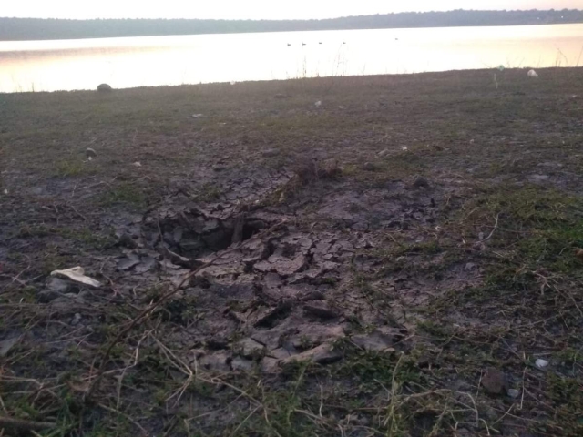  El agua de la presa se filtra por las grietas, aseguran pescadores.