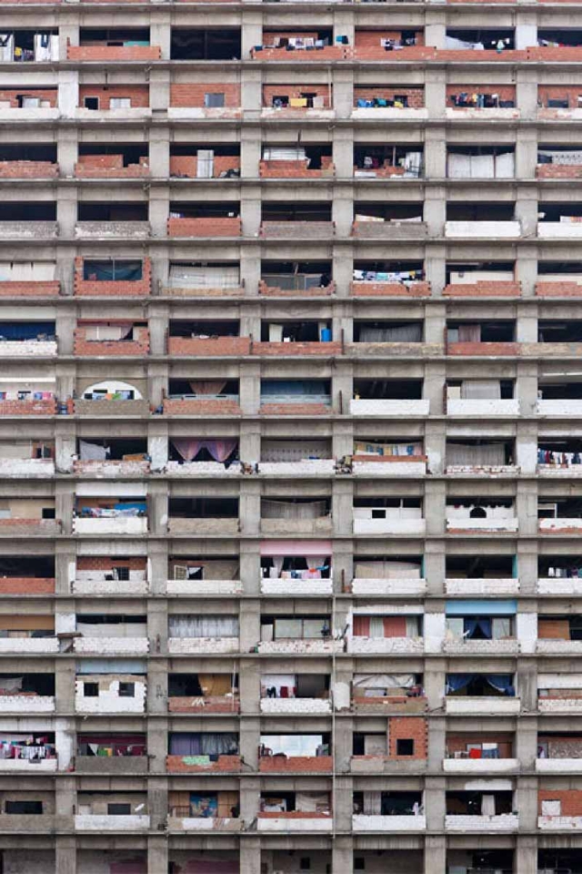 TOMADA DE LA WEB: https://www.dezeen.com/2012/09/01/why-should-the-poor-live-in-the-slums-if-there-are-empty-office-towers-in-the-city-asks-justin-mcguirk/  