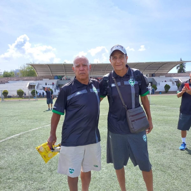 Mario Hernández (izquierda) debutó en 1976 con los cañeros, ante Tigres en el &quot;Coruco Díaz”.