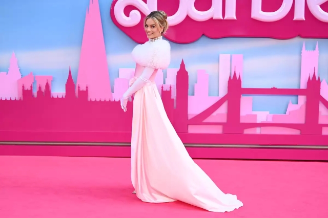 Los looks más &quot;life in plastic&quot; de la premiere europea de Barbie: de Dua Lipa a Margot Robbie