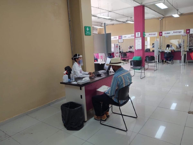 Tras las vacaciones de fin de año, ciudadanos ya pueden acudir a los módulos para obtener o recuperar su credencial de elector.