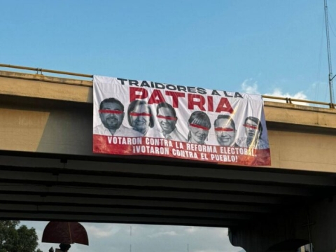 Oaxaca amanece con mantas mostrando a legisladores que rechazaron reforma electoral