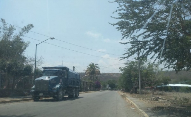 Constantemente hay camiones cargados de escombro en la zona.