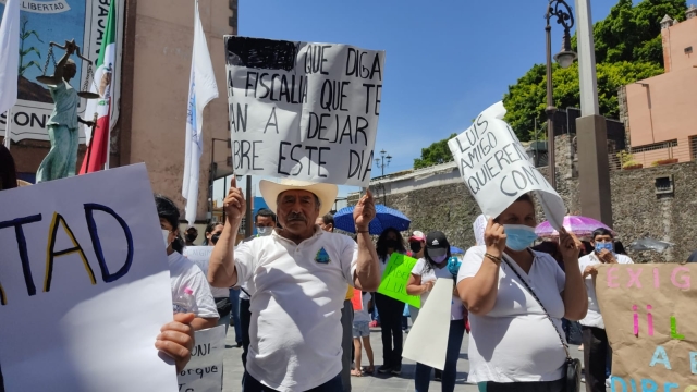 Protestan familiares de docente procesado por presunto abuso sexual