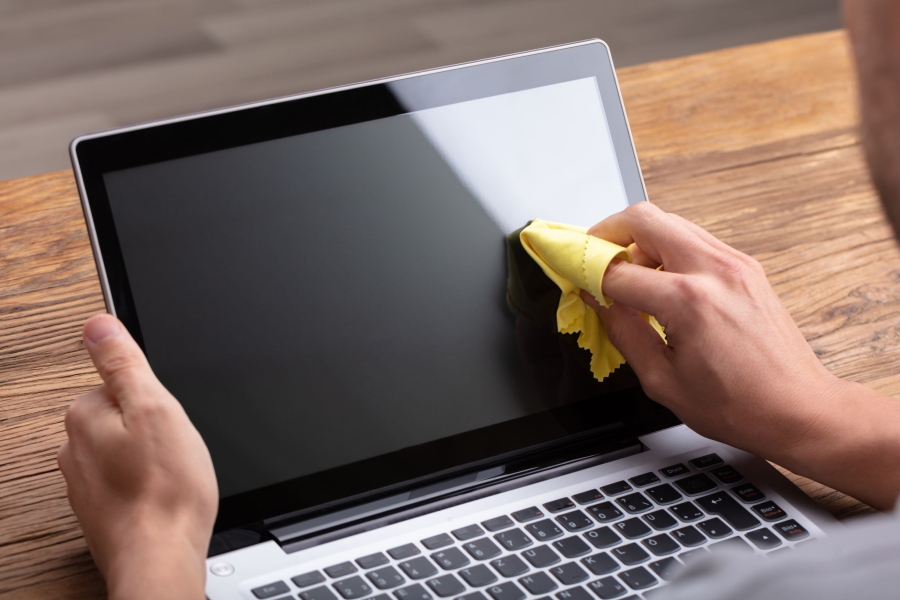 Cómo limpiar correctamente los puertos de tu laptop