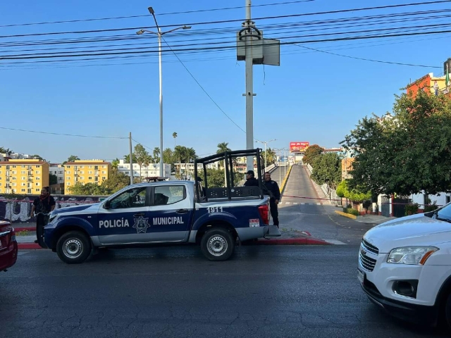   Al sitio llegaron agentes policiacos, pero no encontraron a los responsables de haber dejado los cuerpos.