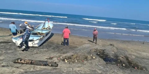 Derrame de hidrocarburo afecta costas de Pajapan, Veracruz