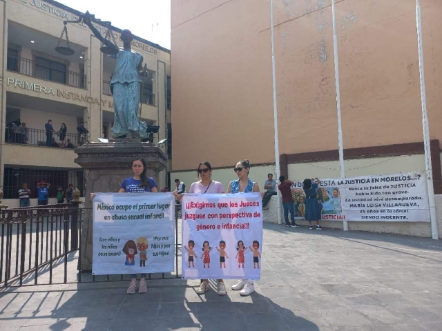 Madres de familia protestaron en la sede del Tribunal Superior de Justicia por la impunidad en la lucha contra el abuso sexual infantil en el país. 