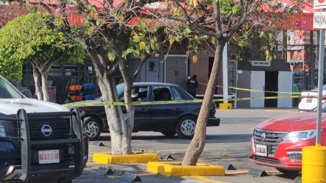 Un autom&oacute;vil que estaba estacionado en el sitio result&oacute; con algunos da&ntilde;os.