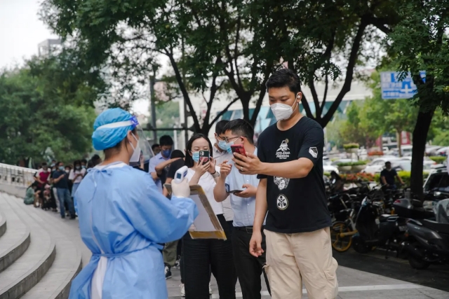 China ordena confinamiento de 1.7 millones de personas por rebrote de COVID