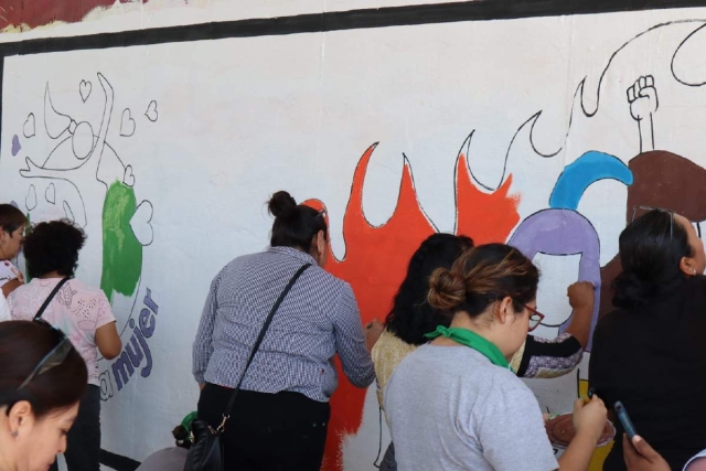 Las autoridades retiraron el mural de lenguaje de señas y ahora dejaron que las mujeres se expresaran para prevenir la violencia en su contra.