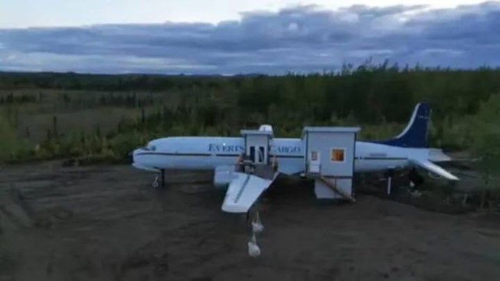 Del cielo a la tierra: La transformación de un avión en un airbnb único