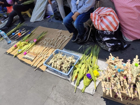 Artesanos ofrecen las palmas en la Catedral de Cuernavaca, en el Domingo de Ramos. 
