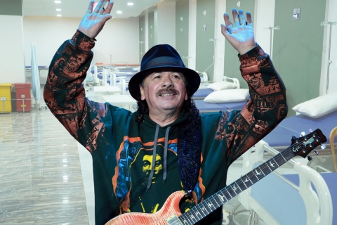 Carlos Santana es hospitalizado por deshidratación y pospone concierto en San Antonio