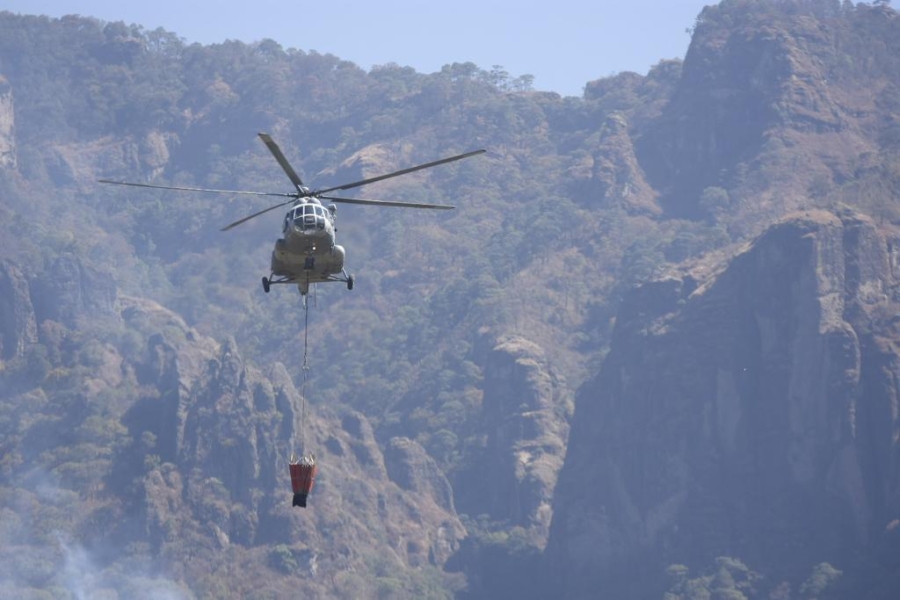 Continúa combate de incendio en paraje 'Los Corredores' en Tepoztlán, por aire y tierra