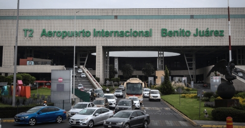 Manifestantes de la CNTE cierran el paso hacia el AICM en protesta por reformas